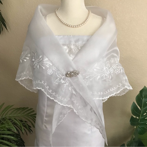 Beautiful White Maria Clara Filipiniana gown with classic embroidery, 3 pcs. Set - Picture 4 of 17